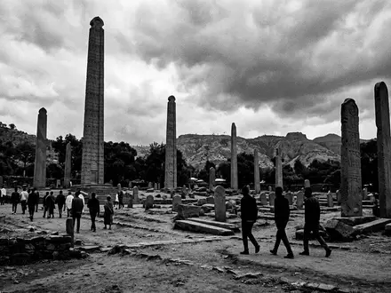 Schwarzweiss-Reportagebild vom Wahrzeichen Stelen von Aksum in Aksum Athiopien, dokumentarische Reisefotografie mit starken Kontrasten - Foto: THN