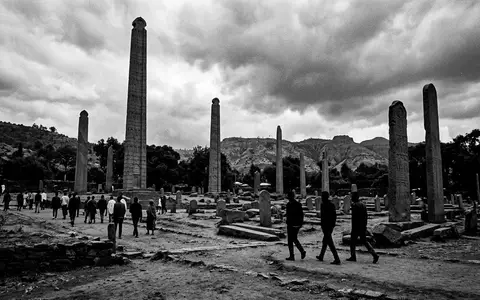 Schwarzweiss-Reportagebild vom Wahrzeichen Stelen von Aksum in Aksum Athiopien, dokumentarische Reisefotografie mit starken Kontrasten - Foto: THN