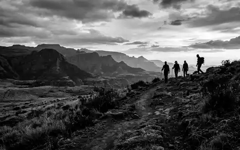 Schwarzweiss-Reportagebild vom Wahrzeichen Bale-Mountains-Nationalpark in Dinsho Athiopien, dokumentarische Reisefotografie mit starken Kontrasten - Foto: THN