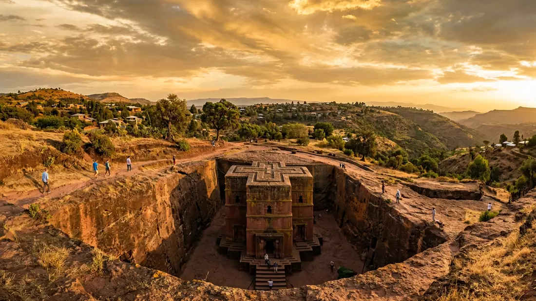 Fotorealistische Ansicht von Felsenkirchen von Lalibela in Lalibela, Athiopien im Abendlicht