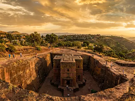 Fotorealistische Panoramaaufnahme von Felsenkirchen von Lalibela in Lalibela Athiopien, warmes Abendlicht auf Wahrzeichen - Foto: THN