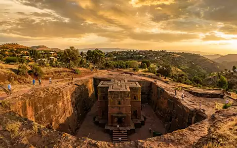 Fotorealistische Panoramaaufnahme von Felsenkirchen von Lalibela in Lalibela Athiopien, warmes Abendlicht auf Wahrzeichen - Foto: THN