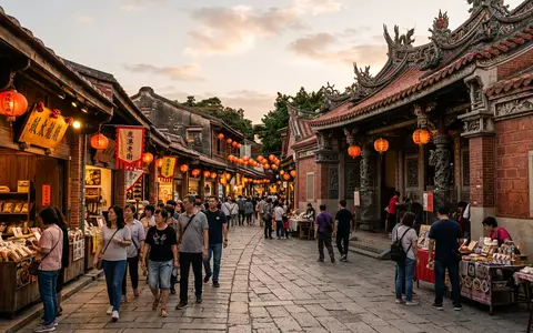 Editorialbild im Reisemagazin-Stil vom Wahrzeichen Lukang Old Street in Changhua Taiwan, ausgewogene Bildgestaltung und natuerliches - Foto: THN