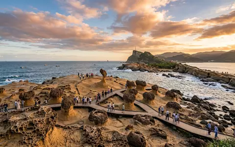 Fotorealistische Panoramaaufnahme von Yehliu-Geopark in Neu-Taipeh Taiwan, warmes Abendlicht auf Wahrzeichen im Reisemotiv - Foto: THN