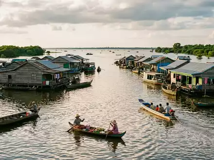 Editorialbild im Reisemagazin-Stil vom Wahrzeichen Schwimmende Dorfer Tonle Sap in Siem Reap Kambodscha, ausgewogene Bildgestaltung - Foto: THN