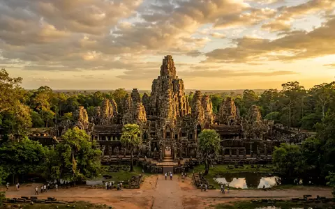 Fotorealistische Panoramaaufnahme von Angkor Thom in Siem Reap Kambodscha, warmes Abendlicht auf Wahrzeichen - Foto: THN