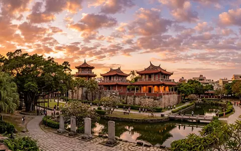 Fotorealistische Panoramaaufnahme von Chihkan Tower Tainan in Tainan Taiwan, warmes Abendlicht auf Wahrzeichen - Foto: THN