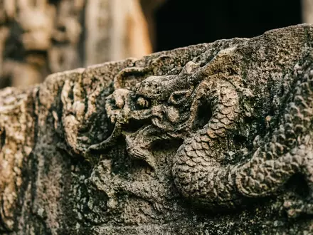 Extreme Makroaufnahme eines Materialdetails am Wahrzeichen Drachen-und-Tiger-Pagoden in Kaohsiung Taiwan, taktile Struktur und weiches Seitenlicht - Foto: THN