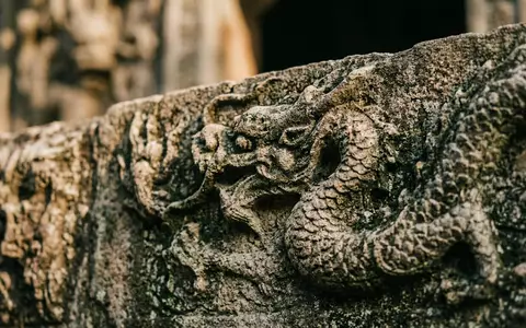 Extreme Makroaufnahme eines Materialdetails am Wahrzeichen Drachen-und-Tiger-Pagoden in Kaohsiung Taiwan, taktile Struktur und weiches Seitenlicht - Foto: THN