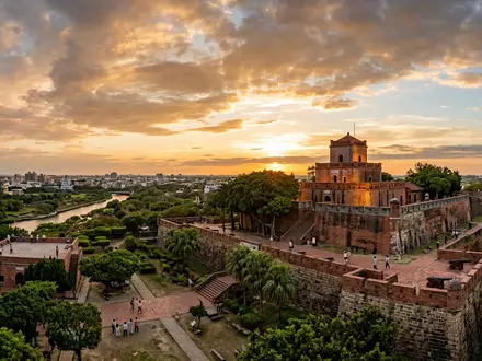 Fotorealistische Panoramaaufnahme von Fort Anping in Tainan Taiwan, warmes Abendlicht auf Wahrzeichen - Foto: THN