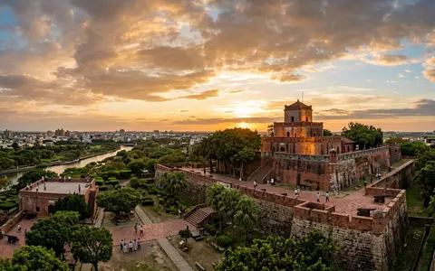 Fotorealistische Panoramaaufnahme von Fort Anping in Tainan Taiwan, warmes Abendlicht auf Wahrzeichen - Foto: THN