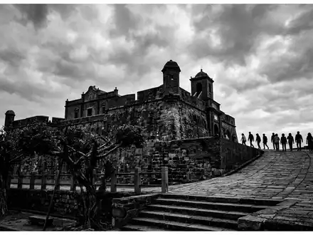 Schwarzweiss-Reportagebild vom Wahrzeichen Fort Anping in Tainan Taiwan, dokumentarische Reisefotografie mit starken Kontrasten - Foto: THN