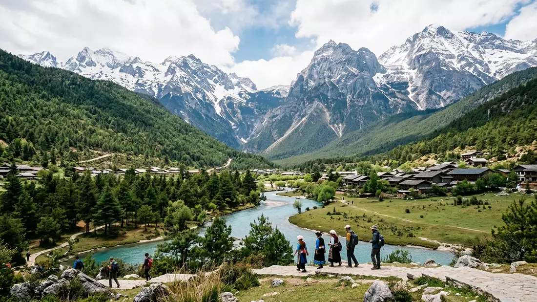 Editorial-Reisemagazinbild vom Wahrzeichen Jadedrachen-Schneeberg in Lijiang, China