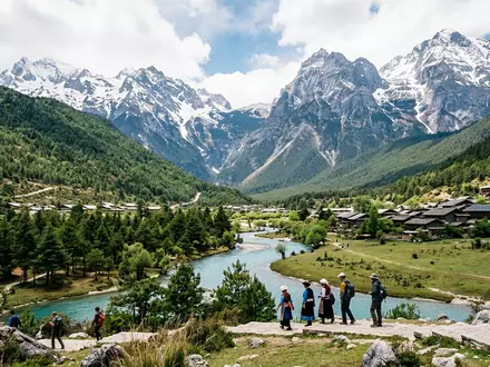 Editorialbild im Reisemagazin-Stil vom Wahrzeichen Jadedrachen-Schneeberg in Lijiang China, ausgewogene Bildgestaltung und natuerliches Umgebungslicht - Foto: THN