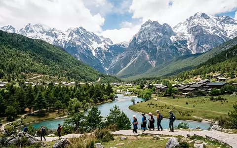 Editorialbild im Reisemagazin-Stil vom Wahrzeichen Jadedrachen-Schneeberg in Lijiang China, ausgewogene Bildgestaltung und natuerliches Umgebungslicht - Foto: THN