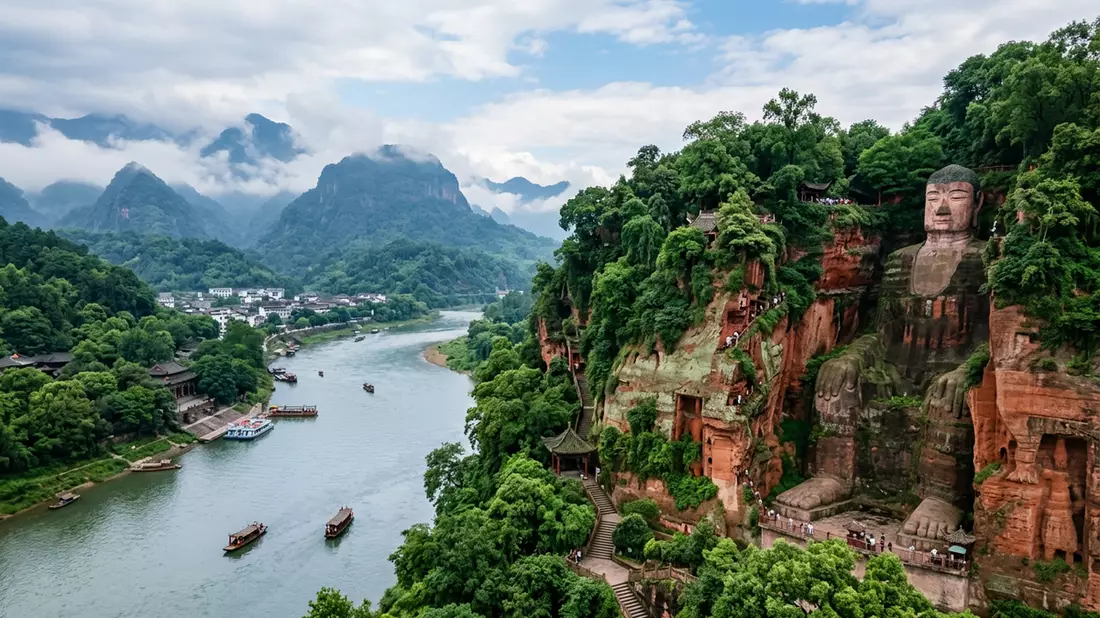 Editorial-Reisemagazinbild vom Wahrzeichen Emei-Berg in Leshan, China