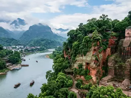 Editorialbild im Reisemagazin-Stil vom Wahrzeichen Emei-Berg in Leshan China, ausgewogene Bildgestaltung und natuerliches Umgebungslicht - Foto: THN