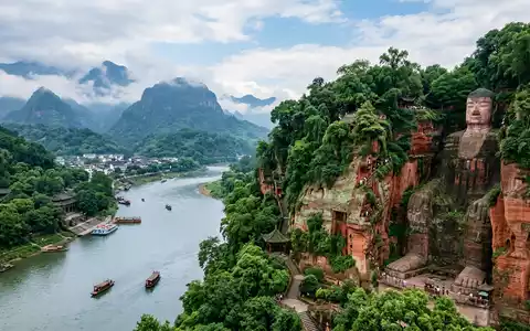 Editorialbild im Reisemagazin-Stil vom Wahrzeichen Emei-Berg in Leshan China, ausgewogene Bildgestaltung und natuerliches Umgebungslicht - Foto: THN