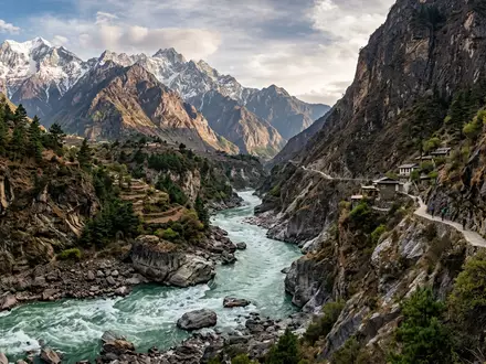 Editorialbild im Reisemagazin-Stil vom Wahrzeichen Tiger-Leaping-Gorge in Lijiang China, ausgewogene Bildgestaltung und natuerliches Umgebungslicht - Foto: THN