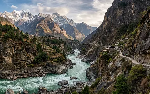 Editorialbild im Reisemagazin-Stil vom Wahrzeichen Tiger-Leaping-Gorge in Lijiang China, ausgewogene Bildgestaltung und natuerliches Umgebungslicht - Foto: THN