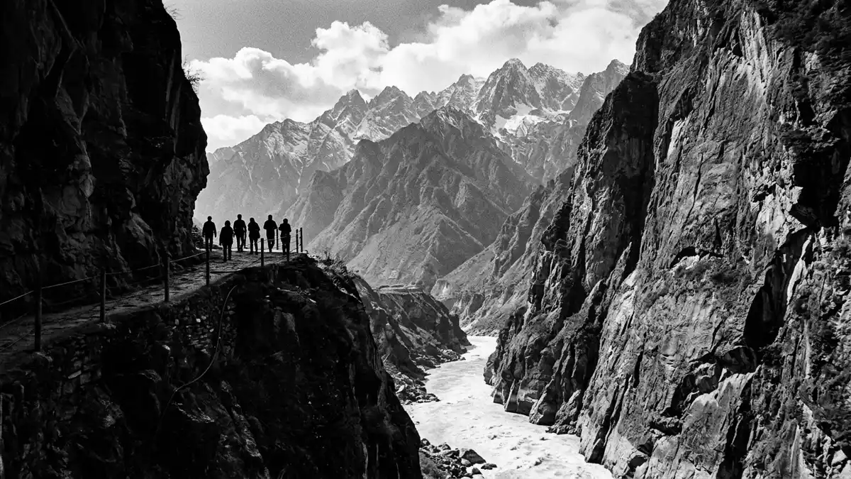 Schwarzweiss-Reportage vom Wahrzeichen Tiger-Leaping-Gorge in Lijiang, China