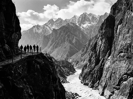 Schwarzweiss-Reportagebild vom Wahrzeichen Tiger-Leaping-Gorge in Lijiang China, dokumentarische Reisefotografie mit starken Kontrasten - Foto: THN