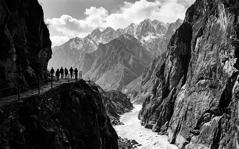 Schwarzweiss-Reportagebild vom Wahrzeichen Tiger-Leaping-Gorge in Lijiang China, dokumentarische Reisefotografie mit starken Kontrasten - Foto: THN