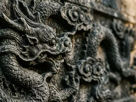 Extreme Makroaufnahme eines Materialdetails am Wahrzeichen Wudang-Gebirge in Shiyan China, taktile Struktur und weiches Seitenlicht - Foto: THN