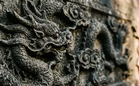 Extreme Makroaufnahme eines Materialdetails am Wahrzeichen Wudang-Gebirge in Shiyan China, taktile Struktur und weiches Seitenlicht - Foto: THN