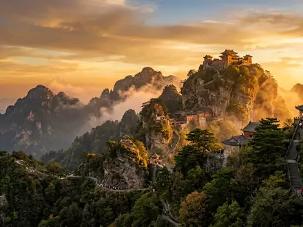 Fotorealistische Panoramaaufnahme von Wudang-Gebirge in Shiyan China, warmes Abendlicht auf Wahrzeichen im Reisemotiv - Foto: THN