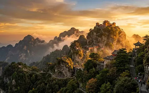Fotorealistische Panoramaaufnahme von Wudang-Gebirge in Shiyan China, warmes Abendlicht auf Wahrzeichen im Reisemotiv - Foto: THN