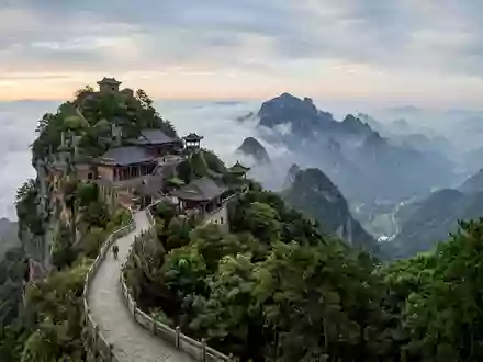 Editorialbild im Reisemagazin-Stil vom Wahrzeichen Wudang-Gebirge in Shiyan China, ausgewogene Bildgestaltung und natuerliches Umgebungslicht - Foto: THN