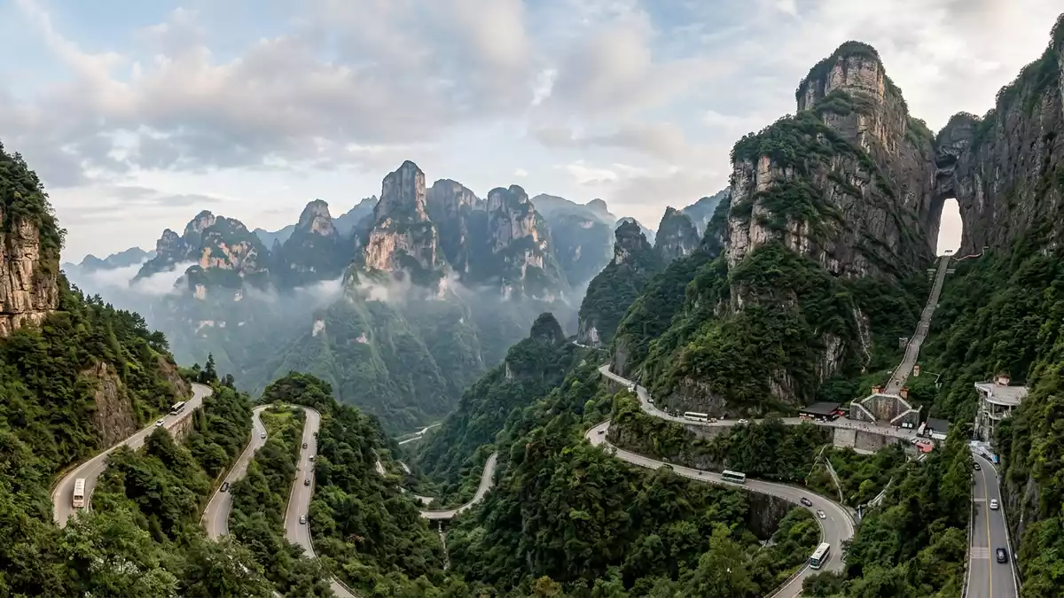 Editorial-Reisemagazinbild vom Wahrzeichen Tianmen-Berg in Zhangjiajie, China