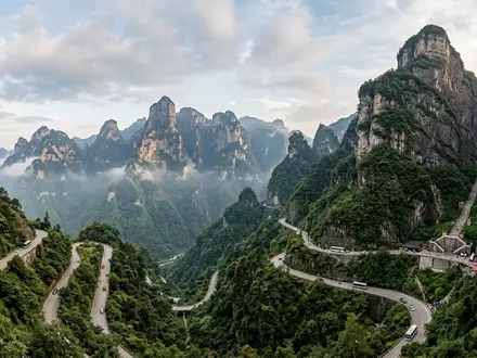 Editorialbild im Reisemagazin-Stil vom Wahrzeichen Tianmen-Berg in Zhangjiajie China, ausgewogene Bildgestaltung und natuerliches Umgebungslicht - Foto: THN