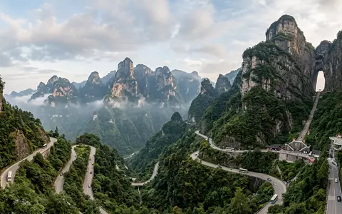 Editorialbild im Reisemagazin-Stil vom Wahrzeichen Tianmen-Berg in Zhangjiajie China, ausgewogene Bildgestaltung und natuerliches Umgebungslicht - Foto: THN