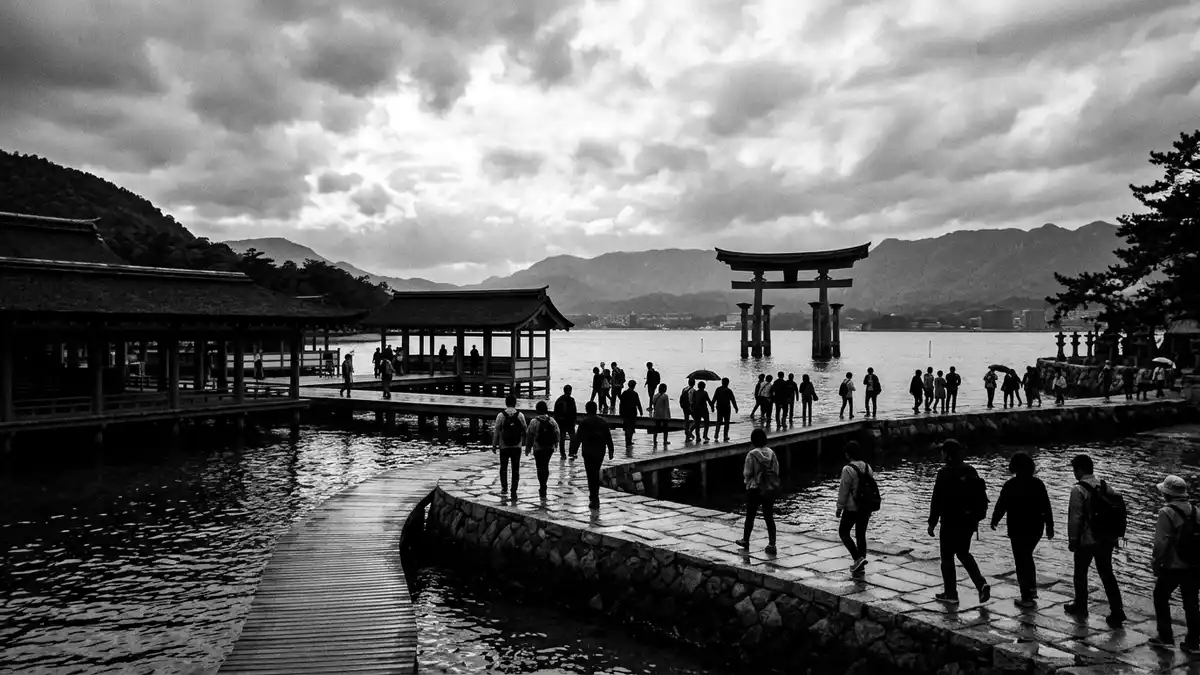 Schwarzweiss-Reportage vom Wahrzeichen Itsukushima-Schrein Miyajima in Miyajima, Japan