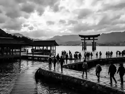 Schwarzweiss-Reportagebild vom Wahrzeichen Itsukushima-Schrein Miyajima in Miyajima Japan, dokumentarische Reisefotografie mit starken Kontrasten - Foto: THN