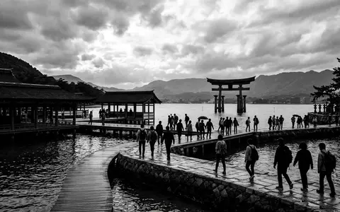 Schwarzweiss-Reportagebild vom Wahrzeichen Itsukushima-Schrein Miyajima in Miyajima Japan, dokumentarische Reisefotografie mit starken Kontrasten - Foto: THN
