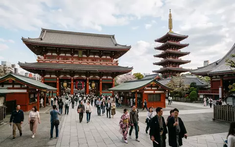 Editorialbild im Reisemagazin-Stil vom Wahrzeichen Senso-ji-Tempel Tokio in Tokio Japan, ausgewogene Bildgestaltung und natuerliches Umgebungslicht - Foto: THN
