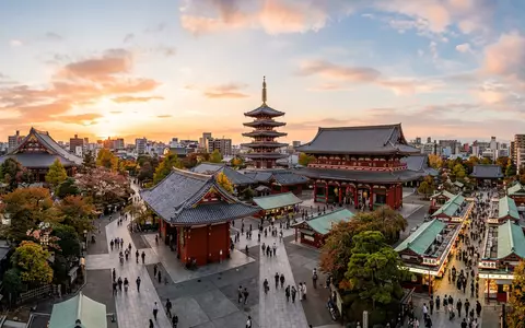 Fotorealistische Panoramaaufnahme von Senso-ji-Tempel Tokio in Tokio Japan, warmes Abendlicht auf Wahrzeichen - Foto: THN