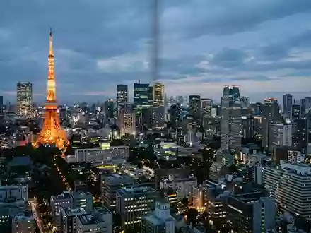 Editorialbild im Reisemagazin-Stil vom Wahrzeichen Tokyo Tower in Tokio Japan, ausgewogene Bildgestaltung und natuerliches Umgebungslicht - Foto: THN