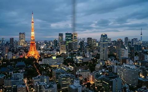 Editorialbild im Reisemagazin-Stil vom Wahrzeichen Tokyo Tower in Tokio Japan, ausgewogene Bildgestaltung und natuerliches Umgebungslicht - Foto: THN