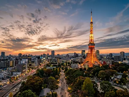 Fotorealistische Panoramaaufnahme von Tokyo Tower in Tokio Japan, warmes Abendlicht auf Wahrzeichen - Foto: THN