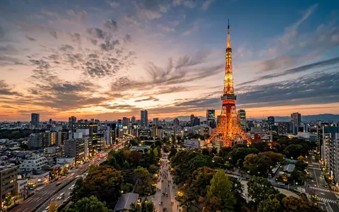 Fotorealistische Panoramaaufnahme von Tokyo Tower in Tokio Japan, warmes Abendlicht auf Wahrzeichen - Foto: THN