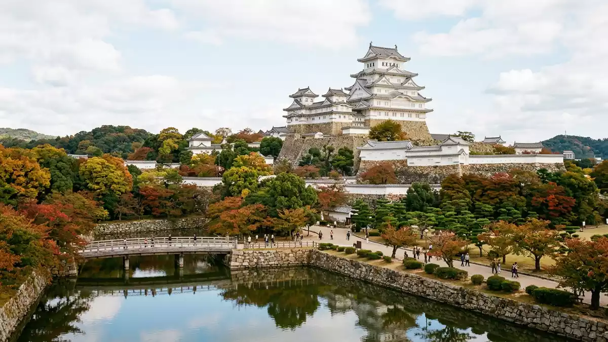 Editorial-Reisemagazinbild vom Wahrzeichen Burg Himeji in Himeji, Japan