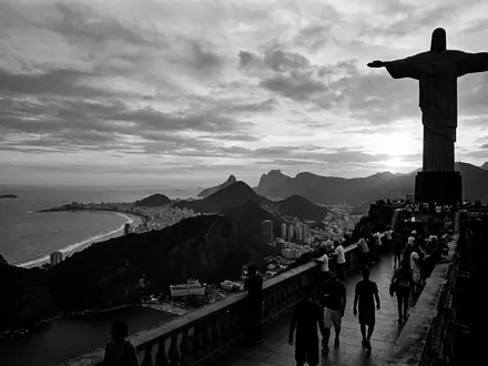 Schwarzweiss-Reportagebild vom Wahrzeichen Christusstatue Rio de Janeiro in Rio de Janeiro Brasilien, dokumentarische Reisefotografie mit - Foto: THN