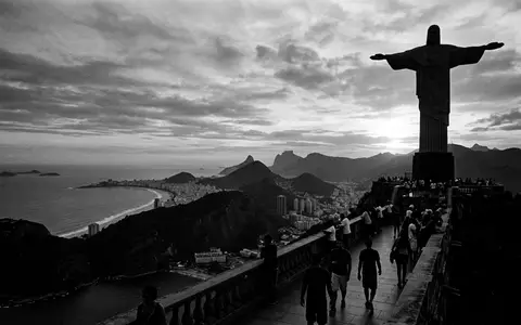 Schwarzweiss-Reportagebild vom Wahrzeichen Christusstatue Rio de Janeiro in Rio de Janeiro Brasilien, dokumentarische Reisefotografie mit - Foto: THN