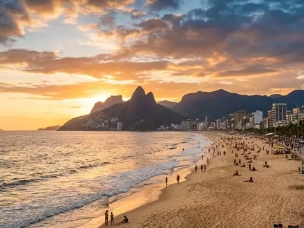 Fotorealistische Panoramaaufnahme von Ipanema-Strand in Rio de Janeiro Brasilien, warmes Abendlicht auf Wahrzeichen - Foto: THN