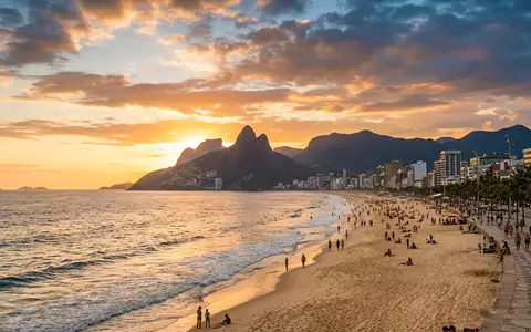 Fotorealistische Panoramaaufnahme von Ipanema-Strand in Rio de Janeiro Brasilien, warmes Abendlicht auf Wahrzeichen - Foto: THN