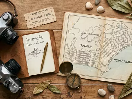 Flatlay-Reise-Arrangement rund um Ipanema-Strand in Rio de Janeiro Brasilien, Karte Kompass Kamera und generische Reiserequisiten - Foto: THN